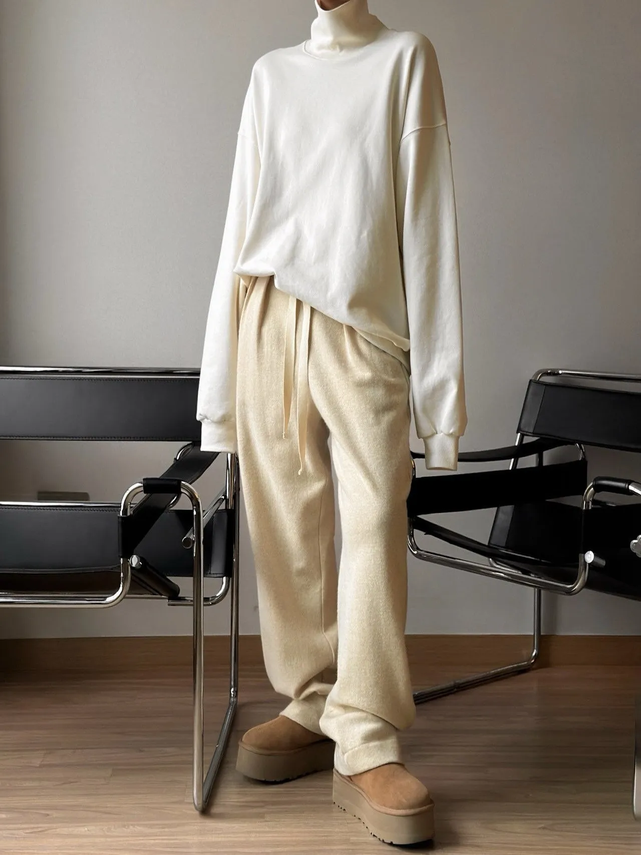 OVERSIZED TURTLENECK SWEATSHIRT