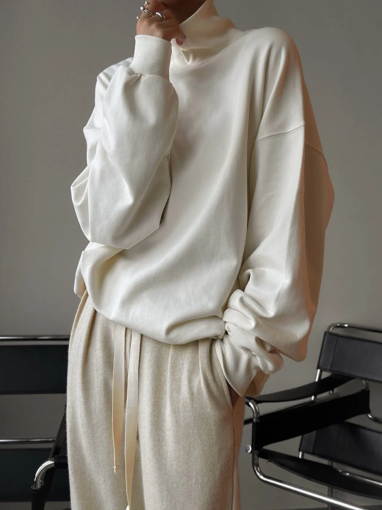 OVERSIZED TURTLENECK SWEATSHIRT