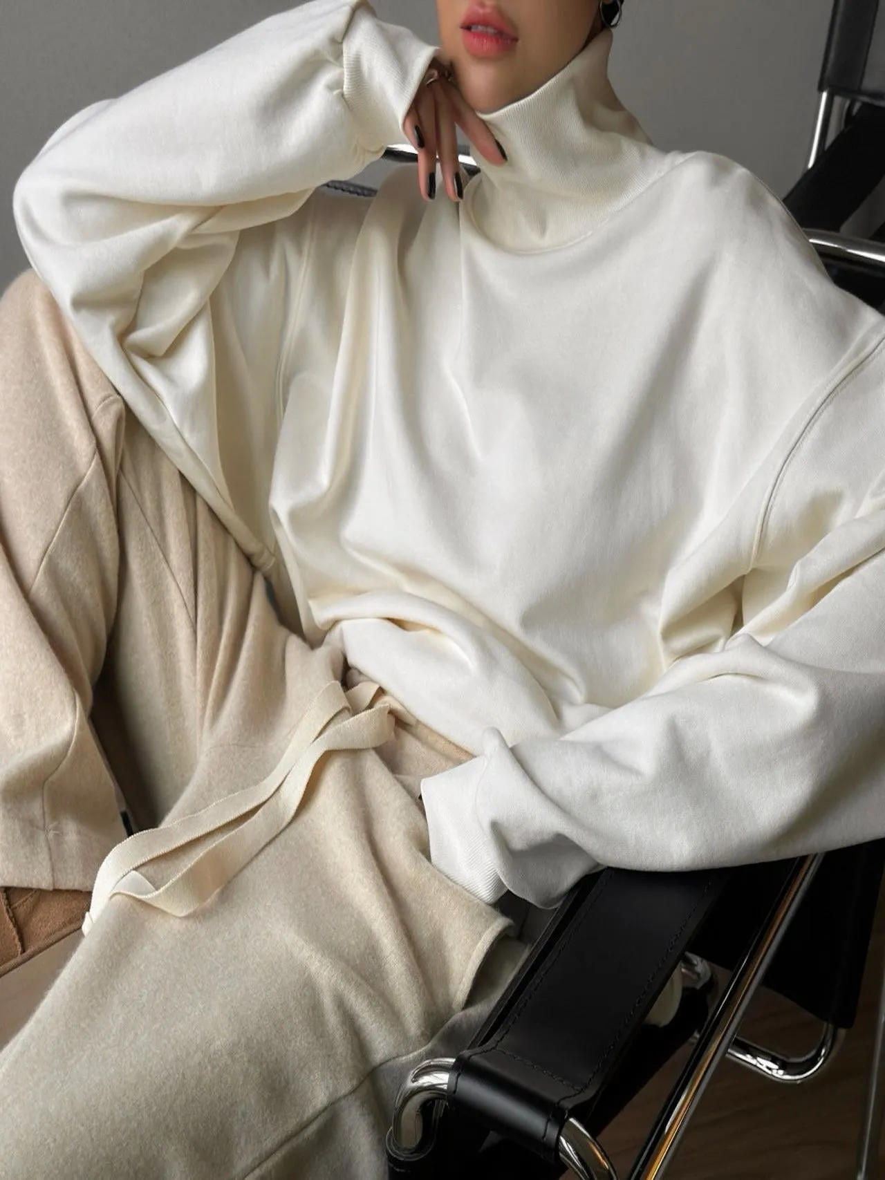 OVERSIZED TURTLENECK SWEATSHIRT